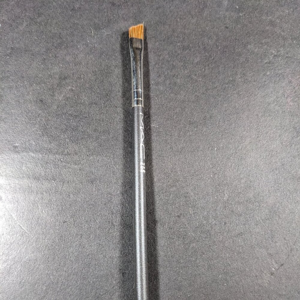 MAC 266 Small Angle Brush - Natural Hair Discontinued